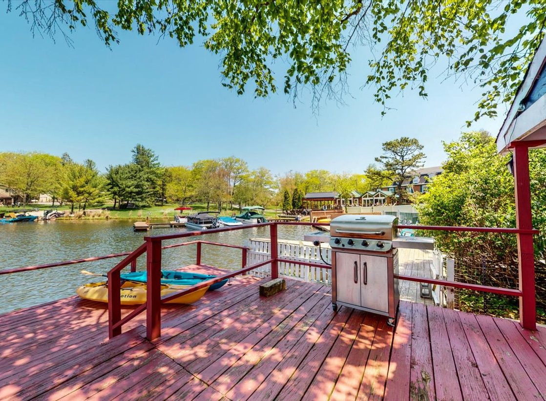 4BR Lake House for Rent with in Poconos (36s) HolidayKeepers