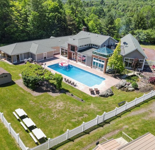 holidaykeepers Mesmerising Villa for Rent with Indoor Pool in Poconos, PA (252)