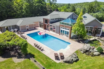 front view of deppenars villa in blakslee poconos