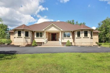 front view of tobyhanna holiday home